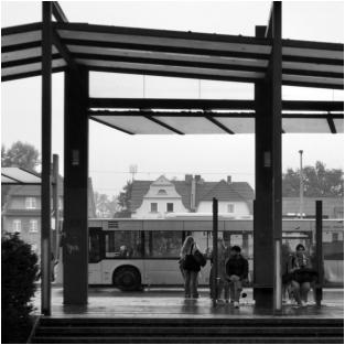 Platz 02-11-Warten auf den nächsten Bus-Friederike